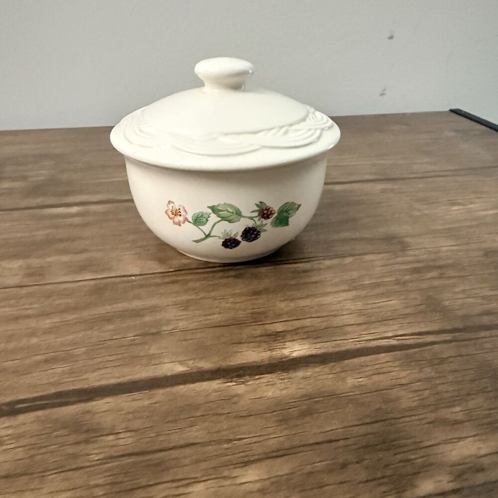 Pfaltzgraff Berry Basket Pattern Sugar Bowl with Lid